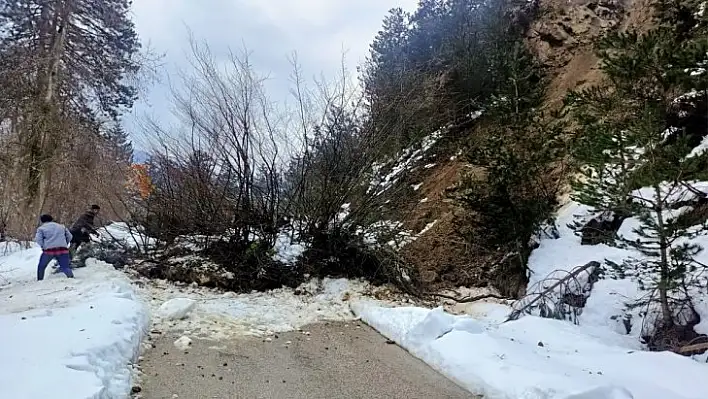 Heyelan nedeniyle kapanan köy grup yolu açıldı