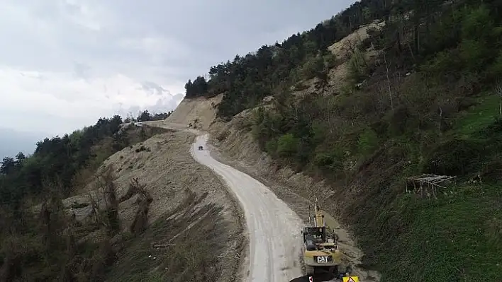 Heyelan nedeniyle kapanan yol açıldı