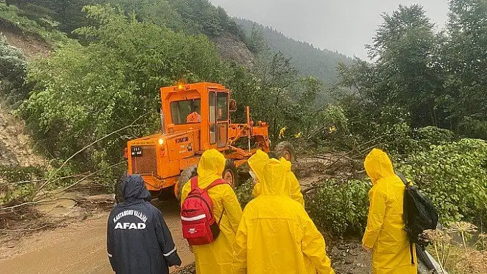 Heyelan nedeniyle ulaşım kontrollü sağlanıyor