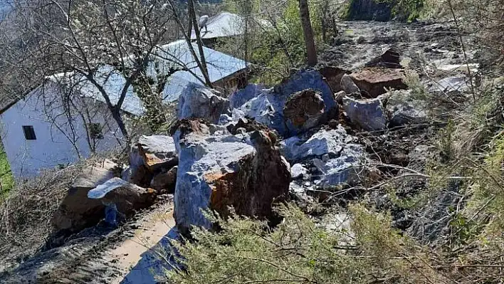 Heyelanda kapanan köy yolu ulaşıma açıldı