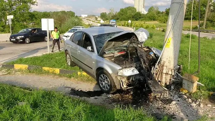 Hızını alamayan otomobil, direğe çarptı: 1 ölü, 3 yaralı