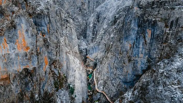 Kar altında ziyaretçilerine eşsiz güzellikler sunuyor