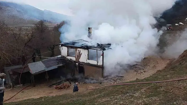 İftar vakti yangın! 2 katlı ev küle döndü