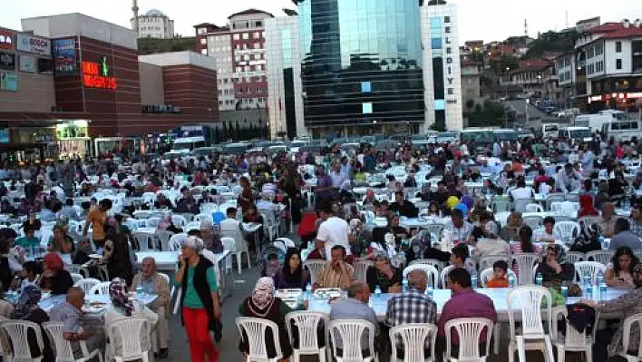 İHH, Kastamonu'da 2 Bin Kişiye İftar Verdi