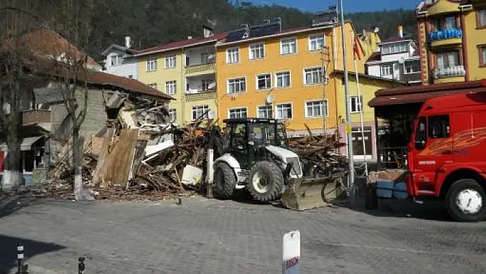 İki Kişiye Mezar Olan Enkaz Kaldırıldı