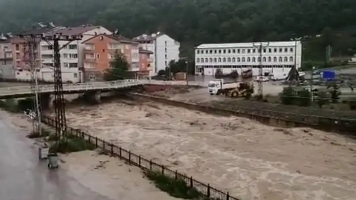 Şenpazar'ın iki yakasını birleştiren köprü yıkıldı