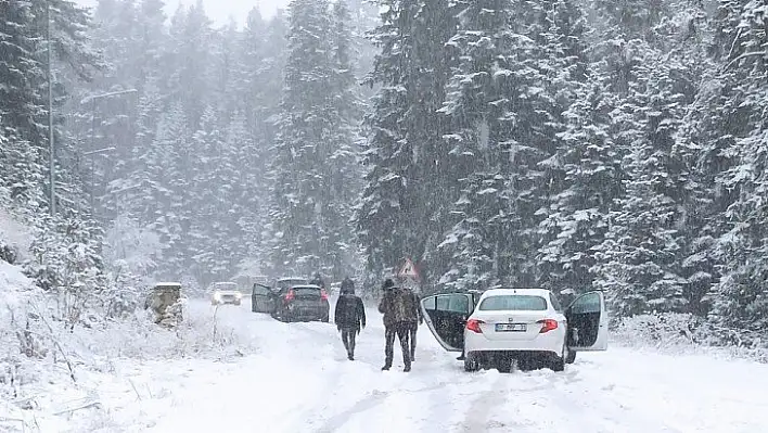 Ilgaz Dağı'na beklenen kar yağışı başladı