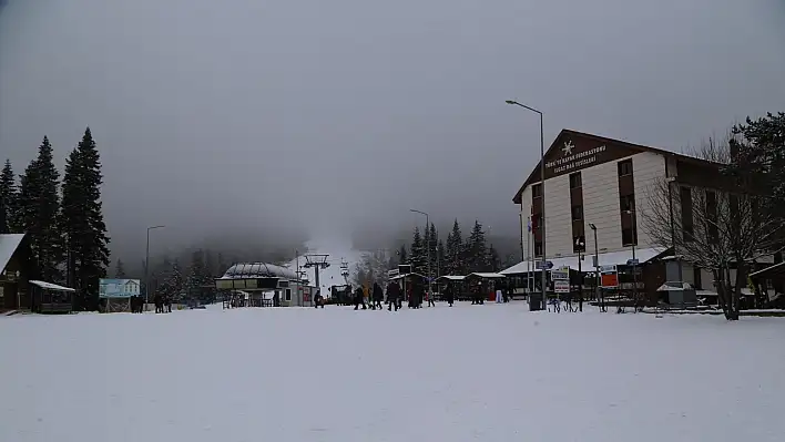 Ilgaz Dağı'nda kar yağışı ve sis etkili oluyor