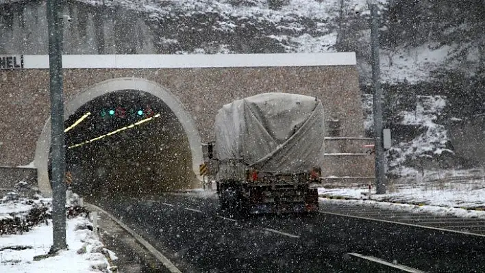 Ilgaz Dağı'nda sis ve kar yağışı etkili oluyor