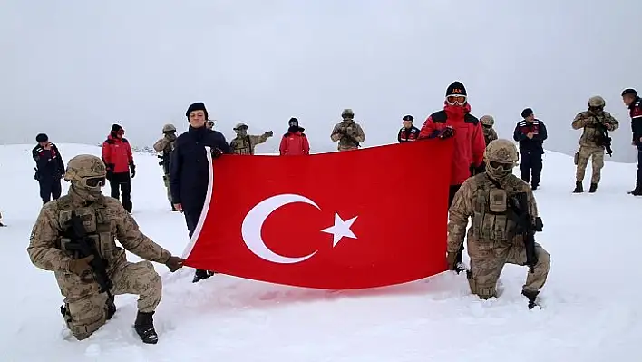 Ilgaz Dağı'nın zirvesinde İstiklal Marşı okundu