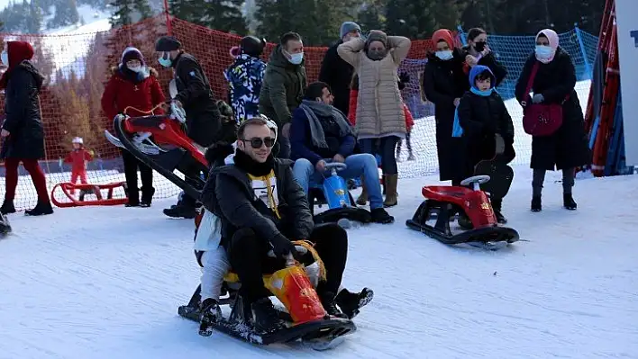 Ilgaz, kızakla kaymak isteyenlerin ilgisini çekiyor