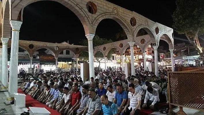 İlk teravihte Eyüp Sultan Camii doldu taştı