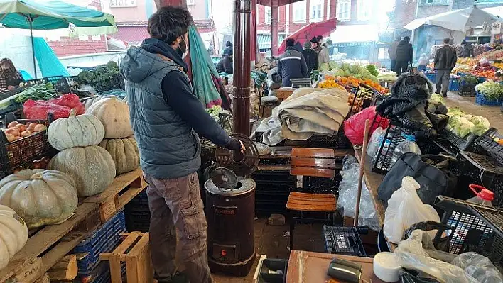 İnebolu'da esnaf soğuktan korunmak için pazara soba kurdu