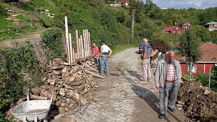 İnebolu'da selin yıktığı istinat duvarını köylüler kendileri yaptırdı