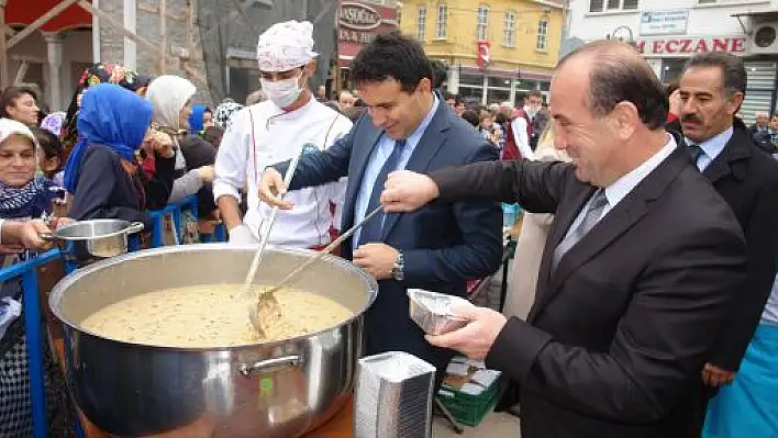 İnebolu Belediyesi Halka Aşure Dağıttı