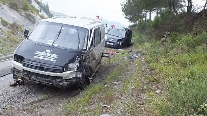 İnebolu'da Trafik Kazası: 3 Yaralı