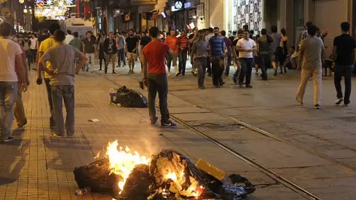 İstiklal Caddesi'nde eylem yapan gruba polis müdahale etti