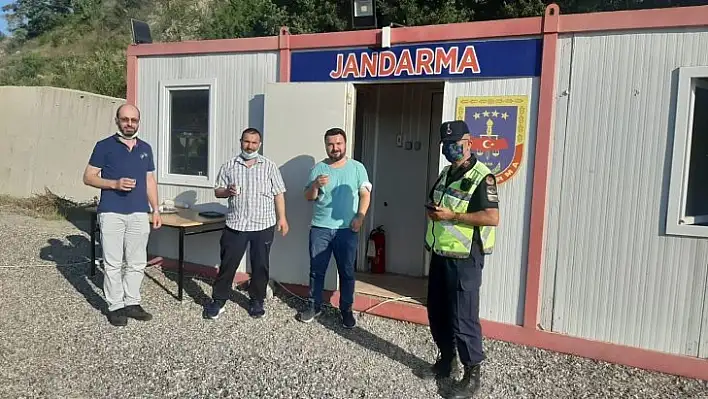 Jandarmadan sürücülere çay ve şeker ikramı