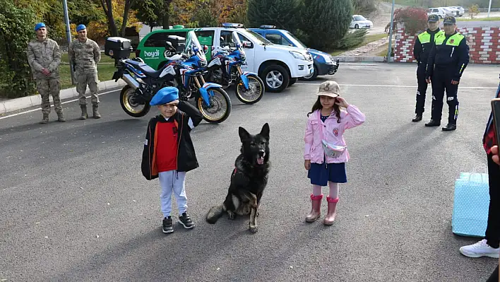 Jandarma lösemiyi yenen çocukların yüzünü güldürdü