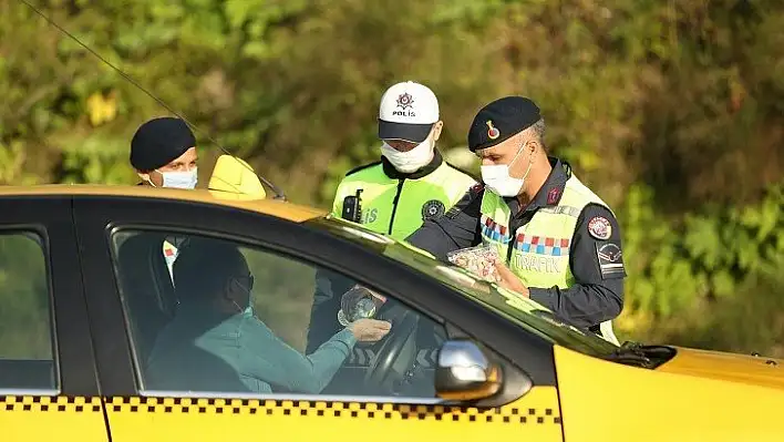 Jandarmadan sürücülere çikolata ve kolonya ikramı