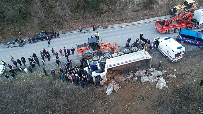 Kamyon devrildi! Sürücüsü öldü