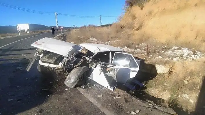 Otomobil ile kamyon kafa kafaya çarpıştı: 1 yaralı