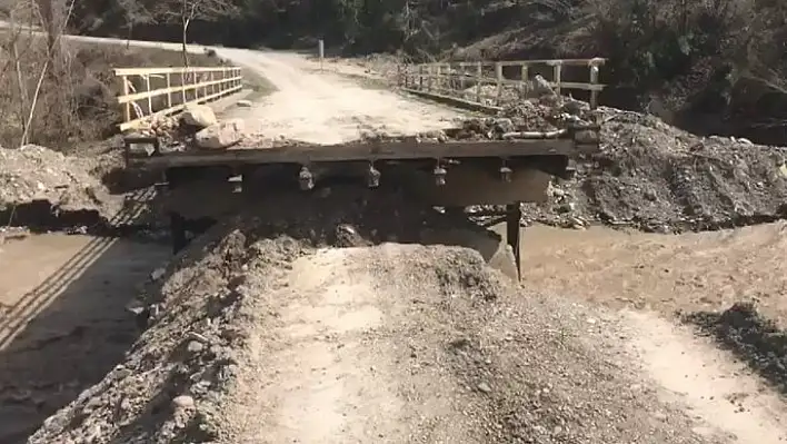 Kar suları 4 köprüyü yıktı