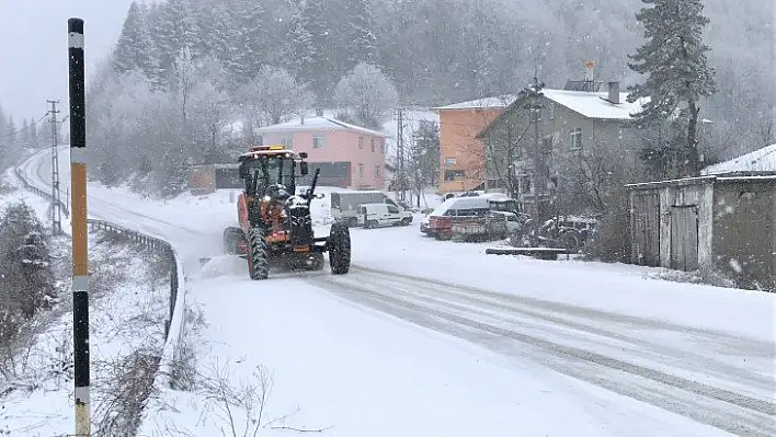 Kar yağışı ulaşımda aksamalara yol açıyor