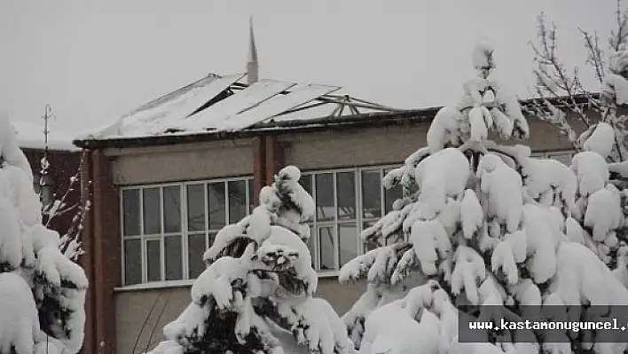 Kara Dayanamayan Spor Salonunun Çatısı Çöktü