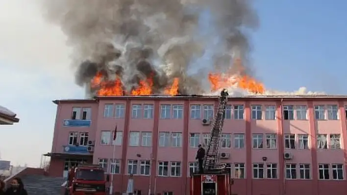 Karabük'te okulda yangın dehşeti