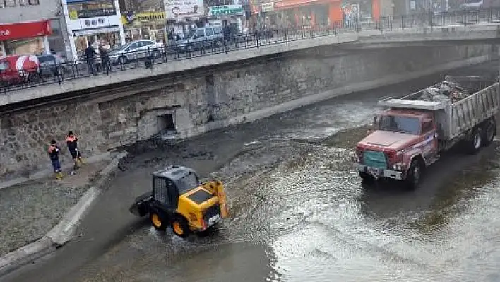 Karaçomak Deresi'nde Temizlik Çalışması 