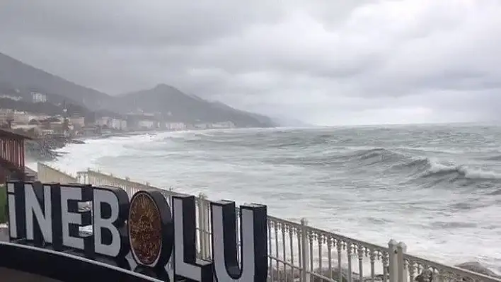 Karadeniz'de fırtına etkili oluyor