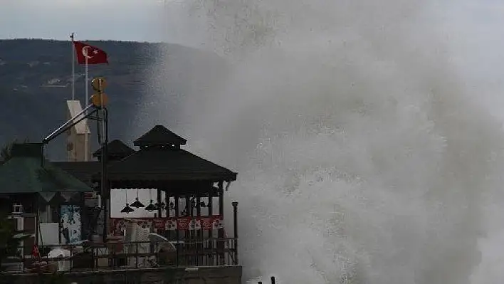 Karadeniz'de dev dalgalar