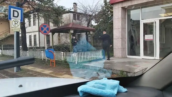 Karantinada olması gerekirken bankaya para çekmeye gitti