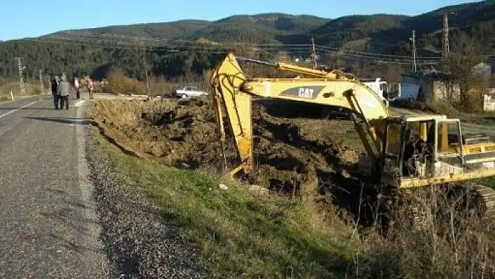 Karayolları İstinat Duvarı Ve Yaya Yolu Yapıyor 