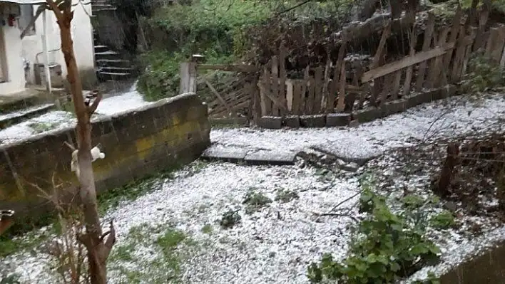 Karın ardından yağan dolu vatandaşları şaşırttı