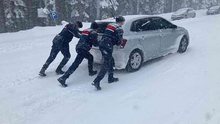 Yolda kalan araçları jandarma kurtardı