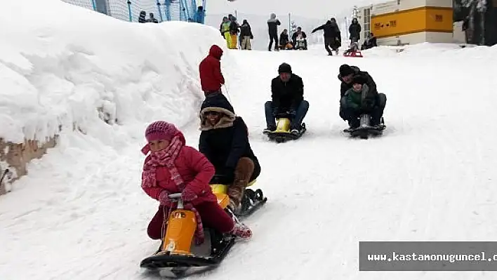 Karnesini Alan Kayak Yapmaya Koştu