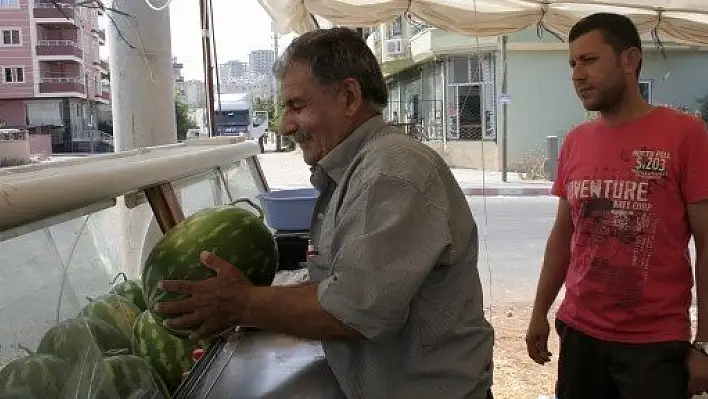 Karpuzları buzdolabına koydu satışları patladı