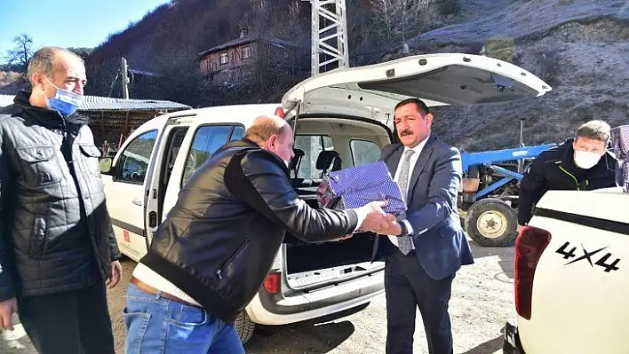 Kastamonu Belediyesi 10 evin yandığı köye yardımda bulundu