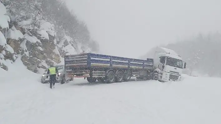 Kastamonu Cide kara yolunda kayan tır yolu kapattı