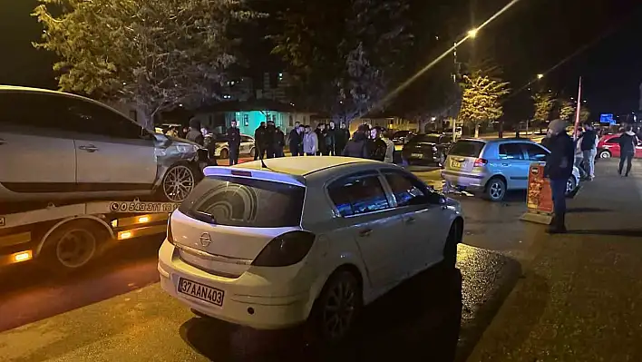 Çarpışan otomobiller park halindeki araçlara çarptı: 1 yaralı