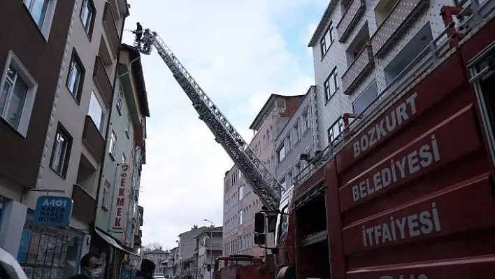 Bozkurt'ta çatıda çıkan yangın büyümeden söndürüldü