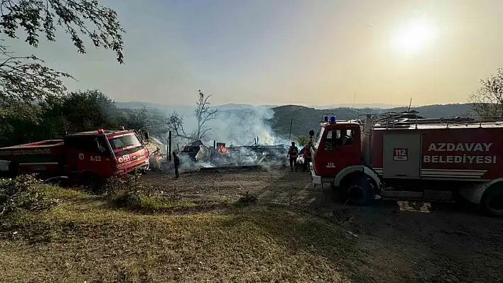 Garaj ve samanlık, içindekilerle küle döndü