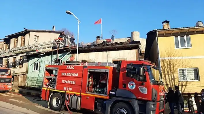 Araç'ta çıkan yangında iki ev kullanılamaz hale geldi