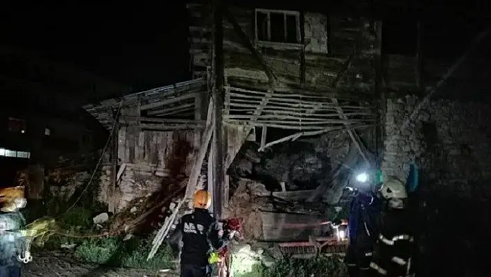 Kastamonu'da çöken evin altında kalan keçiyi itfaiye ve AFAD kurtardı