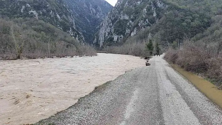 Çöken yol trafiğe kapatıldı