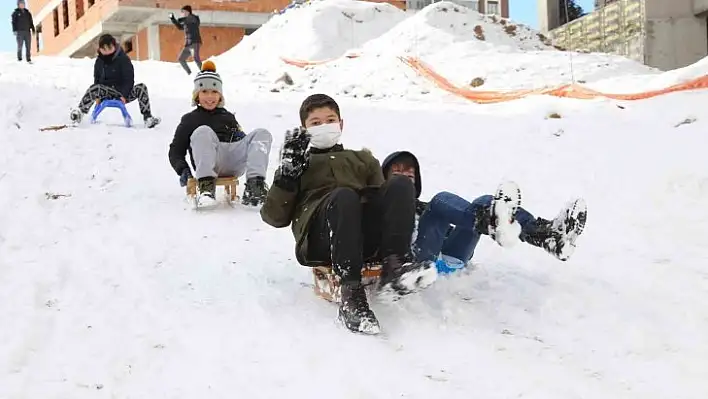 Kar nedeniyle 11 ilçede okullar tatil edildi