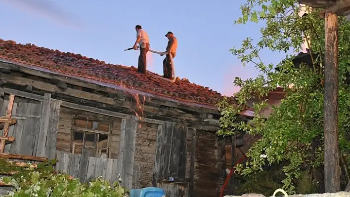 Evde çıkan yangın büyümeden söndürüldü