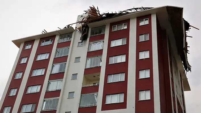 Kastamonu'da fırtına! Çatı uçtu, 1 otomobil hasar gördü